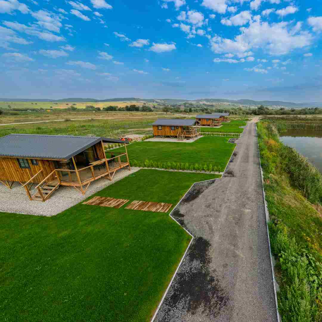 Terenul tău stă degeaba? Iată 5 moduri în care o cabană CASArbor îi poate dubla valoarea